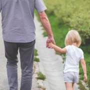 De Hoge Raad oordeelt dat het verschil in erfbelasting voor erkende en niet-erkende kinderen discriminerend is. De wetgever moet nu in actie komen om de regels aan te passen.